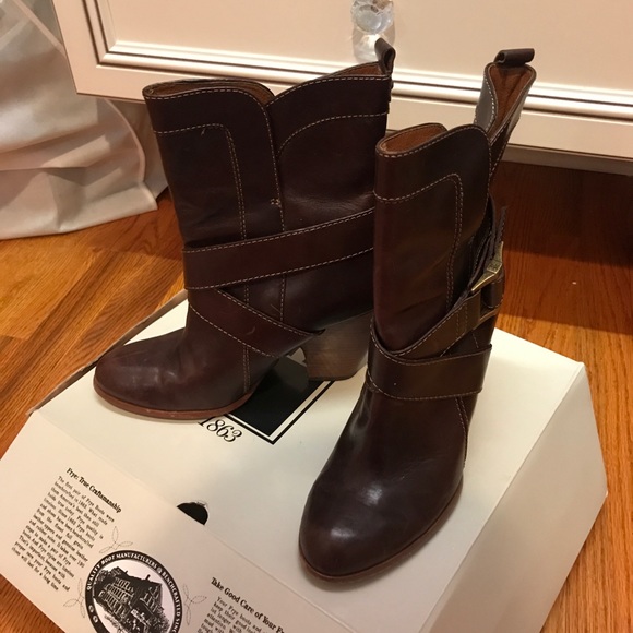 Frye buckle dark brown booties size 7.5. Slight snag in the seam. - Picture 15 of 15